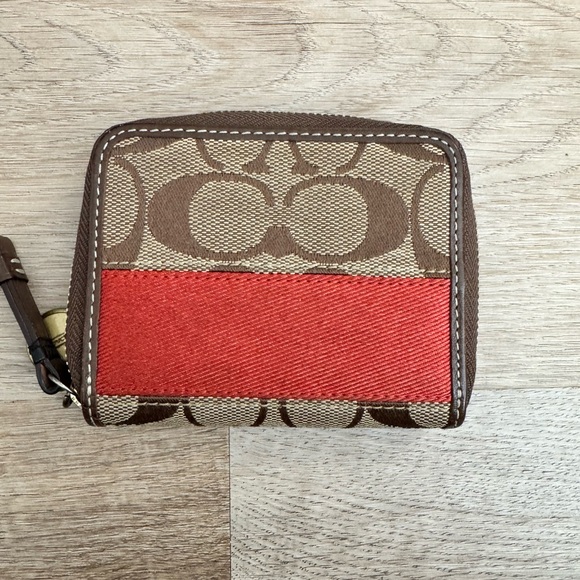 Essential Small Zip Around Card Case In Signature Canvas - Picture 6 of 9